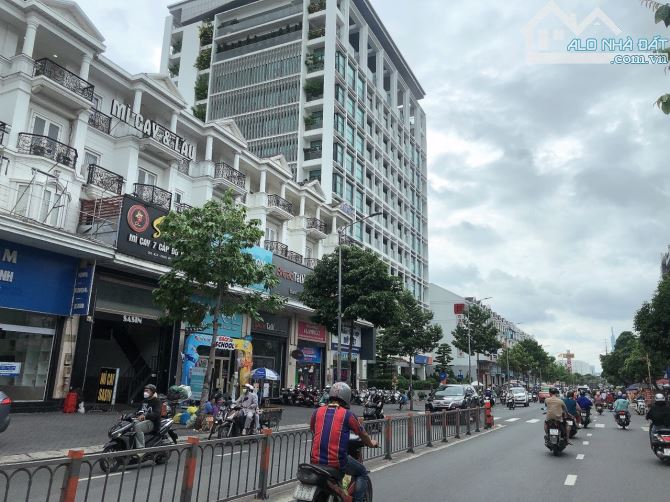 Hơn 8 tỷ có nhà đẹp Dương Quảng Hàm 92m2 4 tầng ngang gần 5m gần Đại học VL