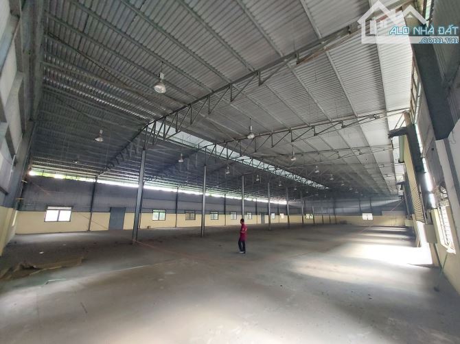 Cho thuê nhà xưởng 2500m2 đường xe cont 40 feet