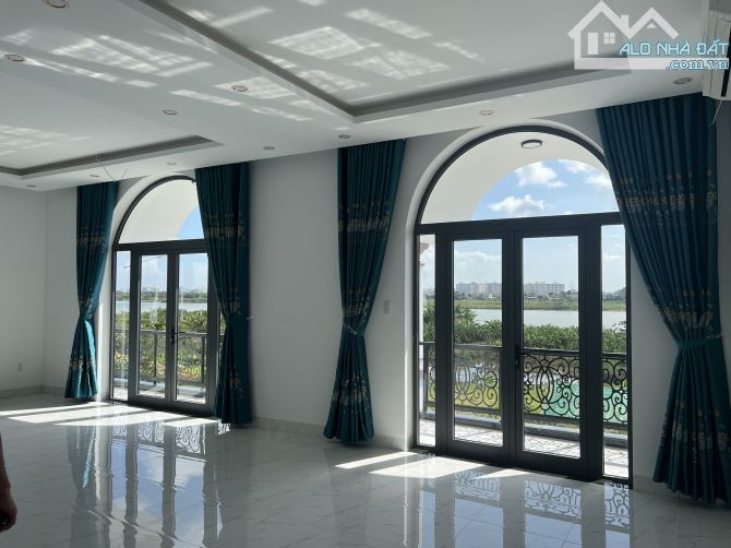 Bán biệt thự view sông đường Thăng Long, Hòa Thọ Đông, Cẩm Lệ. DT: 300m2. Gía: 22 tỷ