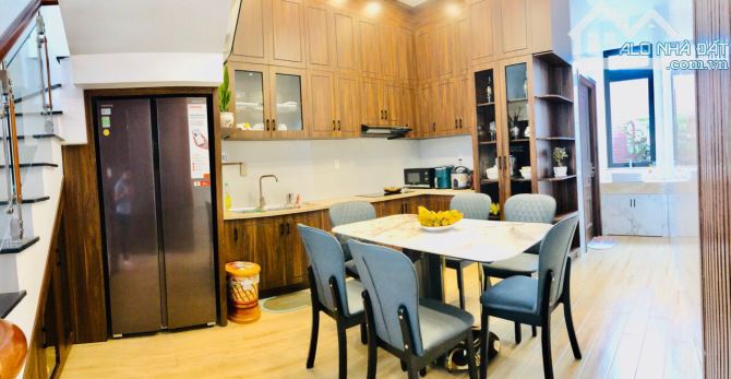 cần bán nhà phố mới xây nội thất cao cấp đường chính cổ loa phường 2 tp đà lạt