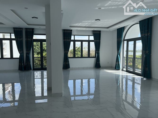 Bán biệt thự view sông đường Thăng Long, Hòa Thọ Đông, Cẩm Lệ. DT: 300m2. Gía: 22 tỷ - 1