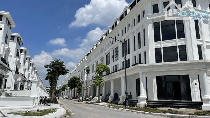 Bán siêu phẩm shophouse Louis city Hoàng Mai DT:128m2 mặt đường 40m kinh doanh đỉnh 30 tỷ - 4