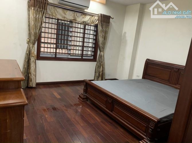 BÁN GẤP nhà 5 tầng phố Thái Hà Ô TÔ, diện tích 50 m, mặt tiền 5 m, giá 8.9 tỷ.