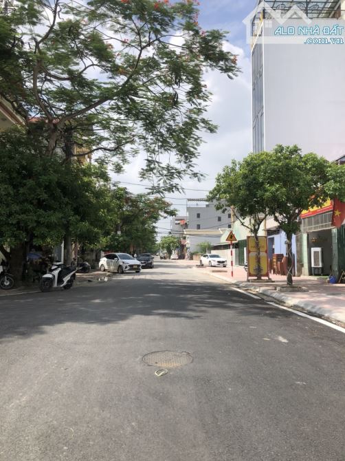 Bán đất đấu giá Cự Khối cực đẹp, ô tô tránh, vỉa hè, 290 m2, mặt tiền 15 m, giá chỉ 21 tỷ.