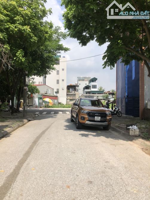 Bán đất đấu giá Cự Khối cực đẹp, ô tô tránh, vỉa hè, 290 m2, mặt tiền 15 m, giá chỉ 21 tỷ. - 1