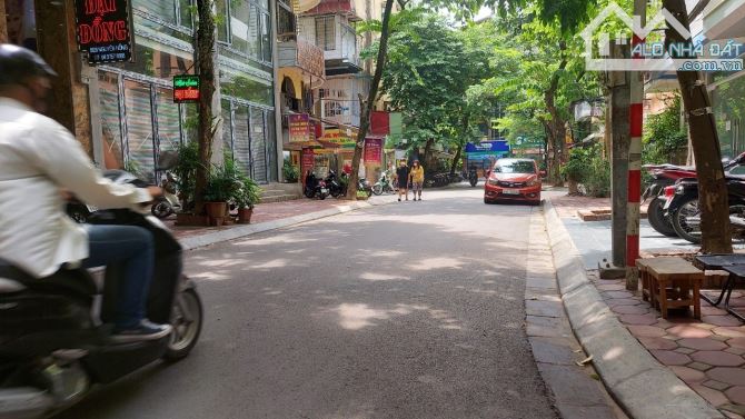 Bán tòa nhà khu Nguyên Hồng. DT 90m2, xây 7 tầng. MT 5m. KD sầm uất. Đường rộng. Vỉa hè