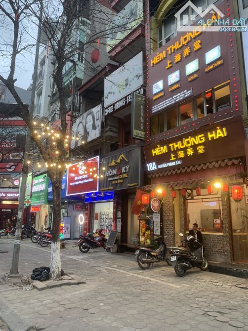 Sang nhà hàng Nguyễn Phong Sắc, Cầu Giấy, 350m2, giá: 680 triệu, hđ 10 năm, thuê 50 triệu