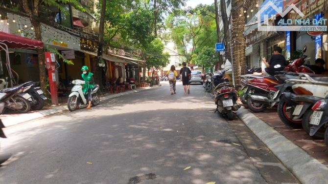 Bán tòa nhà khu Nguyên Hồng. DT 90m2, xây 7 tầng. MT 5m. KD sầm uất. Đường rộng. Vỉa hè - 1