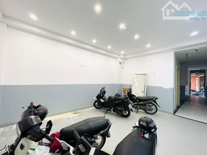 Bán Toà CCMN Mặt Phố Cự Lộc- 15 Phòng Full- D.TIỀN 130Tr/Th- 70m2*9T- Mt 4,6m- Giá 16.3 Tỷ - 3