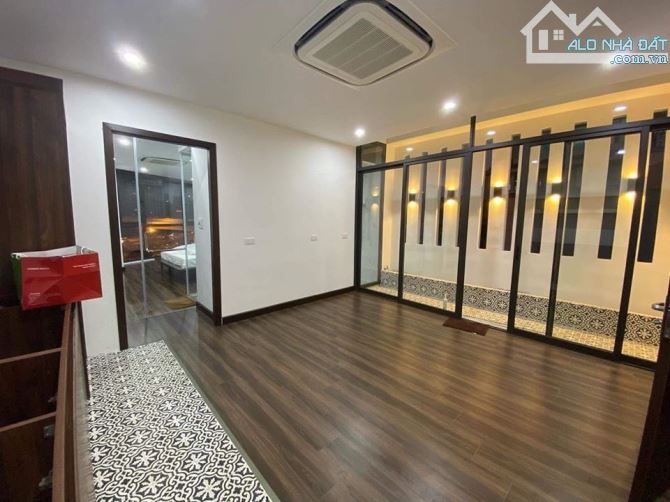BUILDING VIP Nguyên Hồng 7 tầng thang máy - DT 100m2- Nhà 2 mặt ngõ Kinh doanh đỉnh - 4