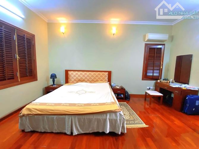 Bán Biệt Thự Vườn Đào, Tây Hồ, 200m2, 5 tầng, giá 86 tỷ