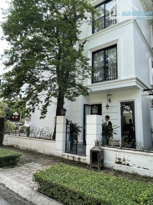 BÁN BIỆT THỰ CIPUTRA 305M2 - MẶT ĐƯỜNG CHÍNH KĐT - LÔ GÓC 3 THOÁNG ĐẸP VÔ CÙNG - 1