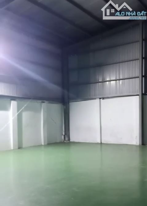 Cho thuê 400m2 nhà xưởng 200m2 sân bãi đã sơn epoxy - 1