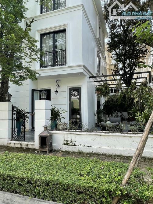 BÁN BIỆT THỰ CIPUTRA 305M2 - MẶT ĐƯỜNG CHÍNH KĐT - LÔ GÓC 3 THOÁNG ĐẸP VÔ CÙNG - 2