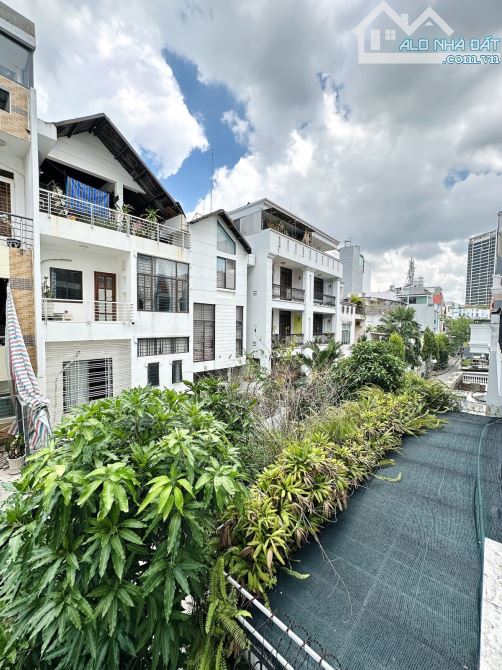 MT  P. Thảo Điền_ Thủ Đức, Lô góc _ DT 113m2, 6 tầng có thang máy, ngang 10.5m. Giá 23 tỷ