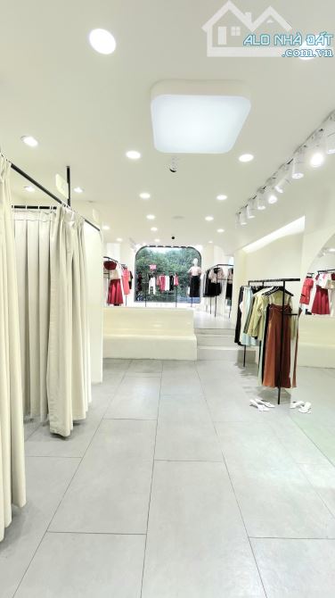 Rẻ 30 tỷ! Bán MT Đ. Nguyễn Trãi, phường Nguyễn Cư Trinh, Q1 - 4*16m- 4 Tầng - 5