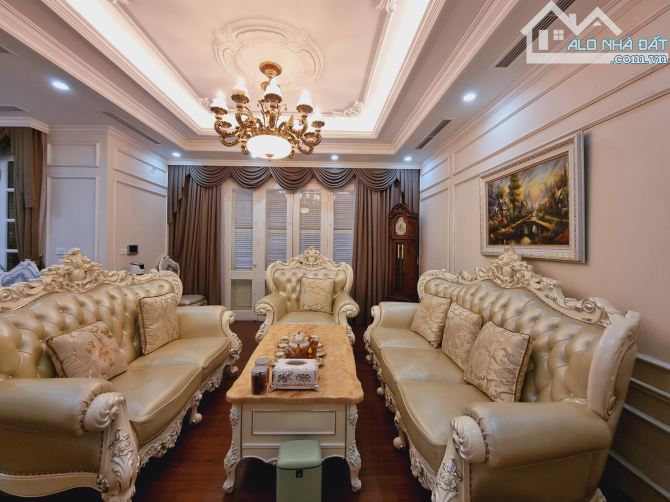 Mặt Phố Mã Mây 400m2 – Mặt tiền 10m – 7 Tầng – 200 tỷ .