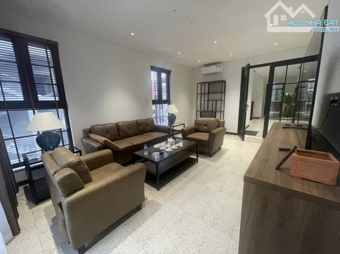 Bán nhà Mặt phố Hồng Tiến, Vỉa hè, Kinh Doanh, 102 m2, 5 tầng, thang máy, chỉ nhĩnh 23 tỷ.