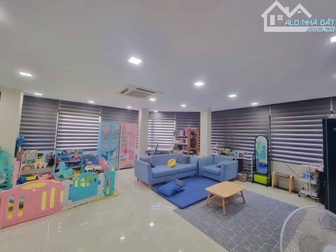 Lô Góc! 3 ô tô tránh! Cho thuê nhà ngõ 61 Hoàng Cầu 110m2, 4 tầng, mặt tiền 20m.