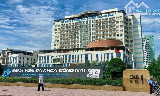 Mặt tiền cổng Bệnh viện Đồng Nai. 6ty800tr hạ xuống 6tỷ2 xây dựng tự do - 2