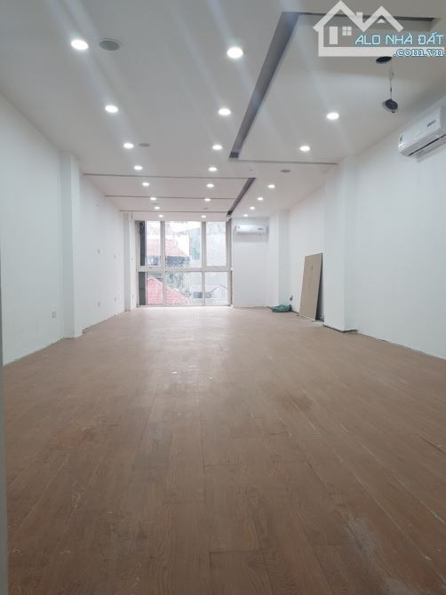 Cho thuê mặt sàn 224 Khâm Thiên, 80 m2, giá 11.5 triệu có Đh thang máy