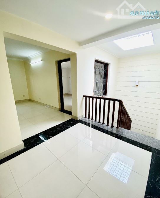 Bán Biệt Thự HX Làng Việt Kiều Châu Âu ,Mỗ Lao,HĐ ,Ô tô tránh Vỉa hè ,Cạnh hồ,80m 5 tầng
