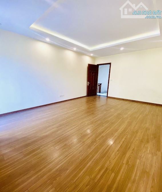 Bán Biệt Thự HX Làng Việt Kiều Châu Âu ,Mỗ Lao,HĐ ,Ô tô tránh Vỉa hè ,Cạnh hồ,80m 5 tầng - 4