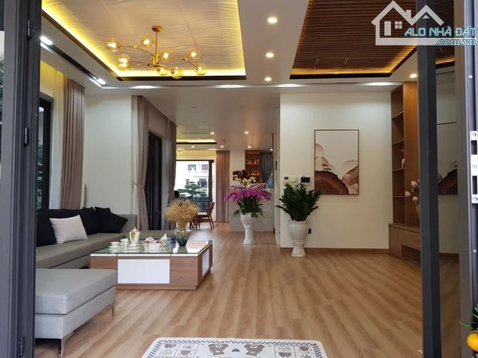 Cho thuê nhà liền kề Việt Hưng, đường phía trước rộng 17m, vỉa hè rộng. Giá 25 tr/th