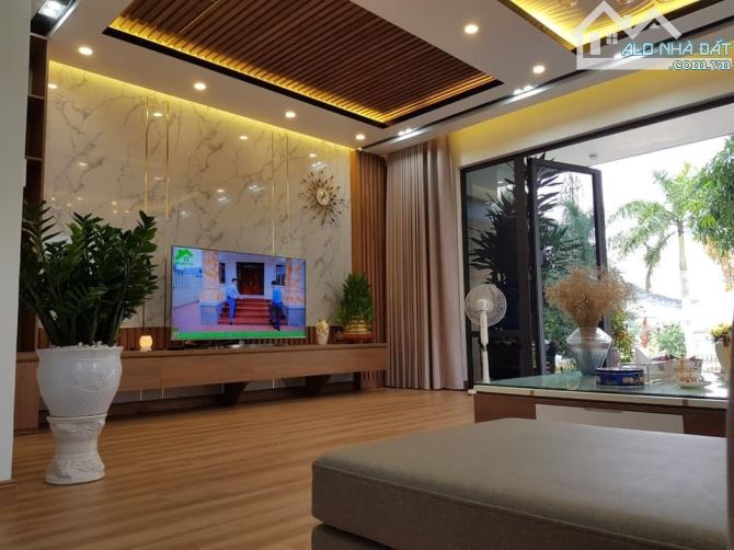 Cho thuê nhà liền kề Việt Hưng, đường phía trước rộng 17m, vỉa hè rộng. Giá 25 tr/th - 2