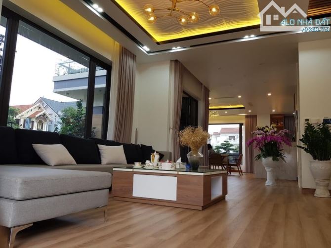 Cho thuê nhà liền kề Việt Hưng, đường phía trước rộng 17m, vỉa hè rộng. Giá 25 tr/th - 4