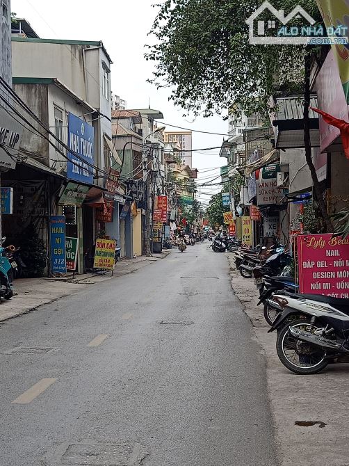 Bán gấp căn nhà mặt phố Định Công, Hoàng Mai. DT: 60m. MT4,7m. Giá: 13,5 tỷ