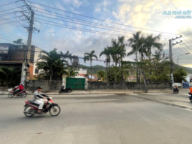 chủ cần bán lô đất mặt tiền đường Nguyễn  Khuyến-Vĩnh Hải, Nha Trang. Diện tích lớn