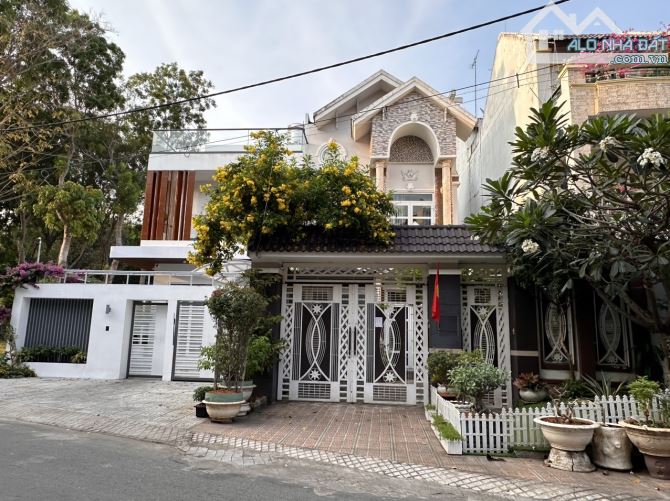 Bán Biệt Thự VIP - khu Tên Lửa Bình Tân (9X27m) 3 tầng, 216m2, sân vườn, ngay công viên