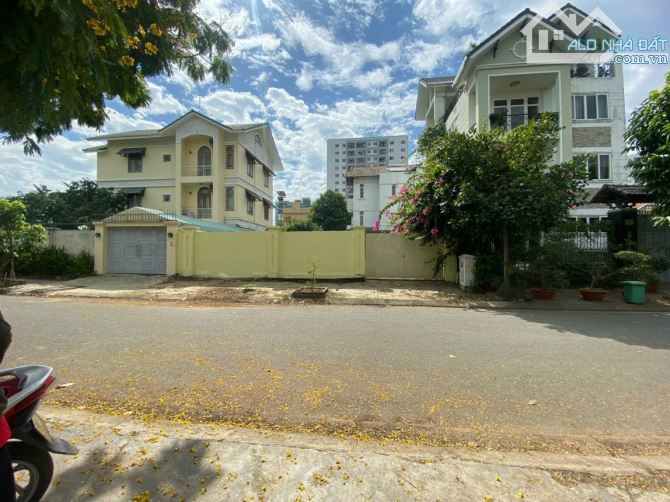 Lô góc 2 măt tiền đường  3 -biệt thự tấn trường - 10x20m - view sông - 26 tỷ TL chính chủ - 2