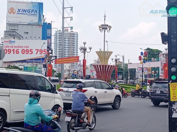 Bán nhà hẻm xe hơi đường Lạc Long Quân, Phường 5, Quận 11, giá chào 10.6 tỷ - 15