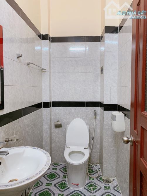 NHỈNH 4 TỶ - DÒNG TIỀN 130 TRIỆU 1 NĂM - 70M2 - 3 TẦNG - 4 PHÒNG NGỦ - HẺM OTO TRÁNH - 8