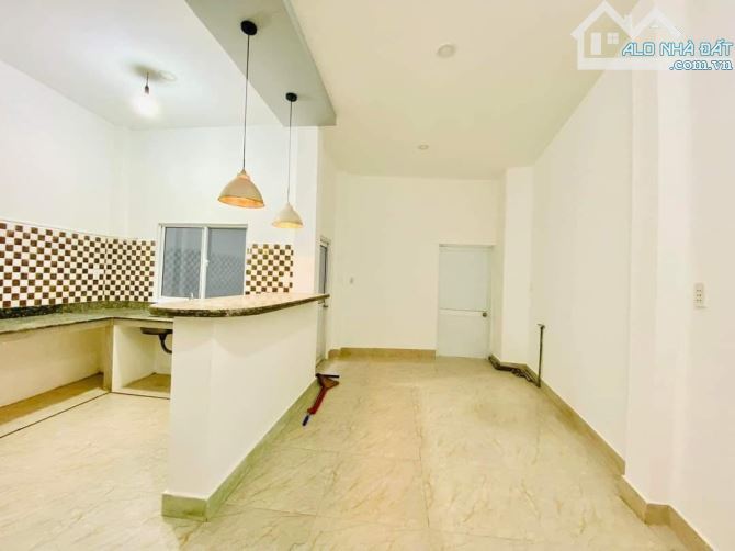 Nhà 4 tầng 4.7x18m NỞ HẬU 86m2 Đoàn Văn Bơ Quận 4 giá 6 tỷ - 6