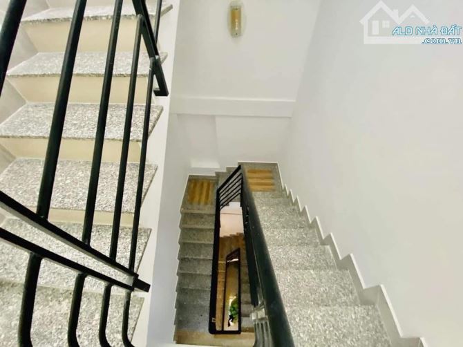 Nhà 4 tầng 4.7x18m NỞ HẬU 86m2 Đoàn Văn Bơ Quận 4 giá 6 tỷ - 8