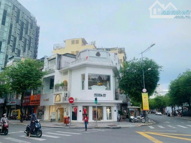 Vip! Chỉ 26.8 tỷ cho căn góc mt Nguyễn Trãi đoạn 2 chiều, 9x6.5, 2 tầng, hdt 100tr/tháng