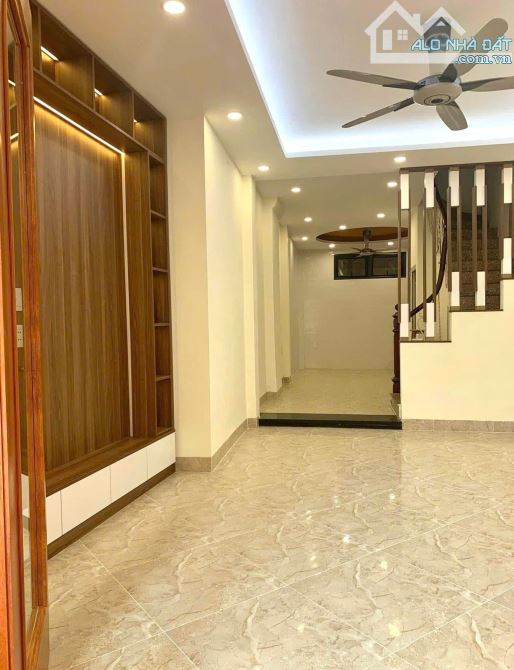 Nút giao Mai Động - Tam Trinh - Lĩnh Lam - Trước nhà rộng 3m - Lô góc thoáng sáng