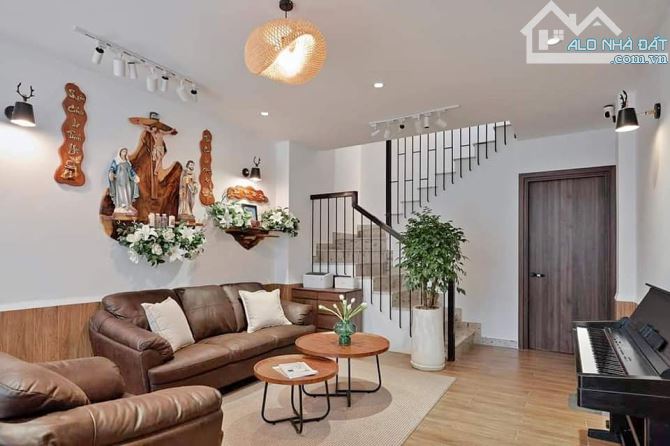 Nhà đẹp Thiết kế Châu Âu _ Sang trọng _ Cách Hồ 70m _ Bãi ô tô cách 10m trước nhà