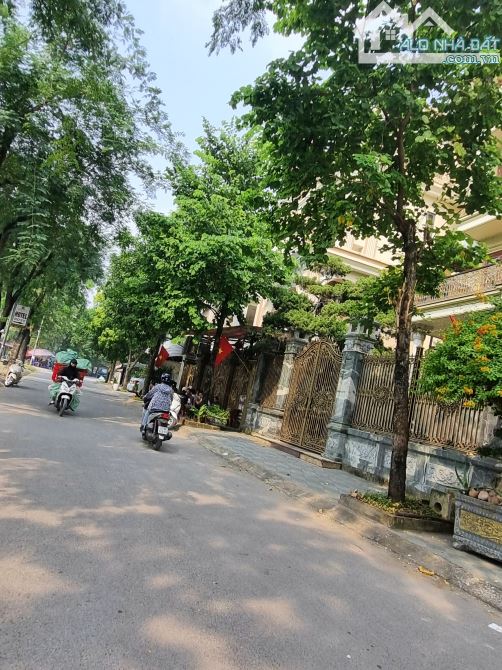 BÁN BIỆT THỰ NHÀ VƯỜN KĐT VĨNH HOÀNG - 1 MẶT PHỐ TÂN KHAI KÉO DÀI - 1 MẶT KĐT VỈA HÈ Ô TÔ - 6