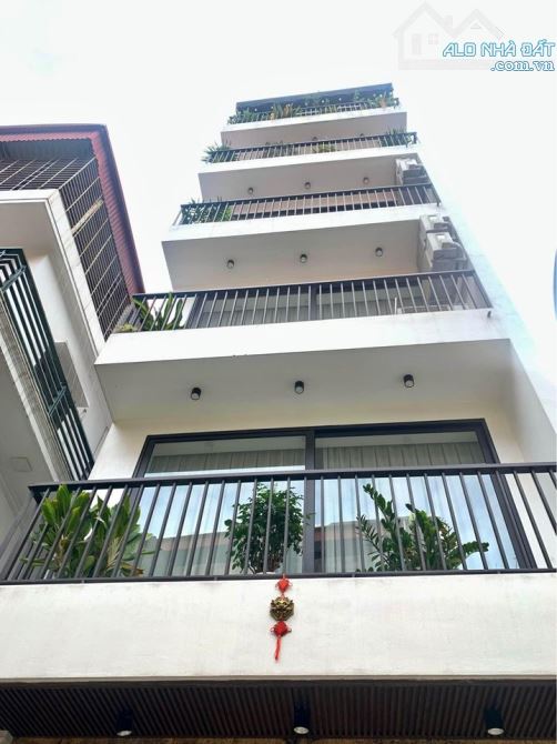 Hoàng Quốc Việt - 60m2 - 13.8 tỷ - oto tránh - o chờ thang máy - kinh doanh
