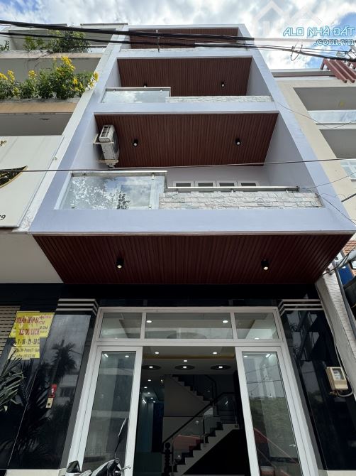 Hạ giá! Mặt tiền CHỢ LỚN Q6,(4,5 X16m) 4 tầng, nhà mới, BTCT kiên cố, ô tô đậu trong