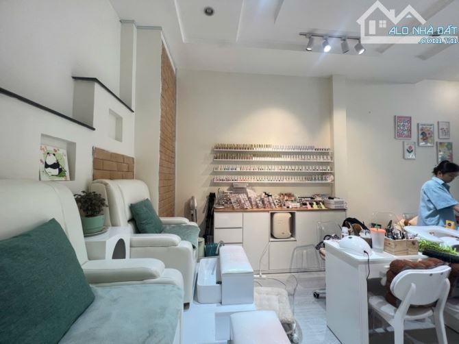 Hiếm! Nhà mới vào ở ngay, HXH Đinh Tiên Hoàng - BT, dt (4 x 15m)3tầng. Dòng tiền 200tr/nă - 1