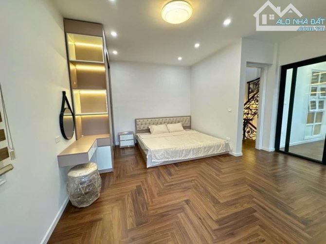Hoàng Quốc Việt - 60m2 - 13.8 tỷ - oto tránh - o chờ thang máy - kinh doanh - 2