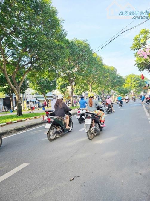 BÁN NHÀ KÊNH NƯỚC ĐEN GIÁP TÂN PHÚ-NGAY CÔNG VIÊN - HẺM XE HƠI THÔNG - SÁT MẶT TIỀN - 2 TẦ