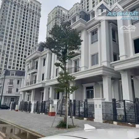 Cho thuê nhà MP Hàn Thuyên 400m2 x 4T, MT 15m, Tòa nhà mới, Thông sàn, Thang máy