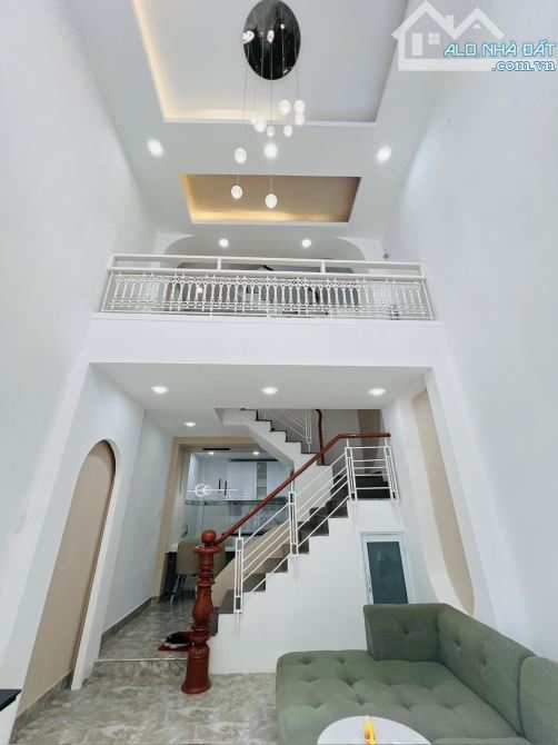 Siêu phẩm đẹp lung linh 3 tầng sân thượng chill 40M2 hẻm 5m 1 sẹc sát MT 4PN SHR 5.4 tỷ