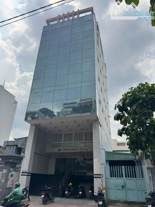 Cần bán gấp Building mặt tiền Nguyễn Trọng Tuyển 5,5x25m hầm 6 lầu chỉ 36 tỷ